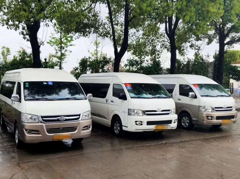 自驾游新风尚：旅游包车引领个性化出行